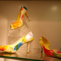 たっぷり紹介！【プールサイド 夏の靴】星形ヒールは特別なデザイン。