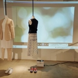 働く女性に【emmi ：W＆E 】スニーカーを合わせてバランスを楽しむ夏アイテム。