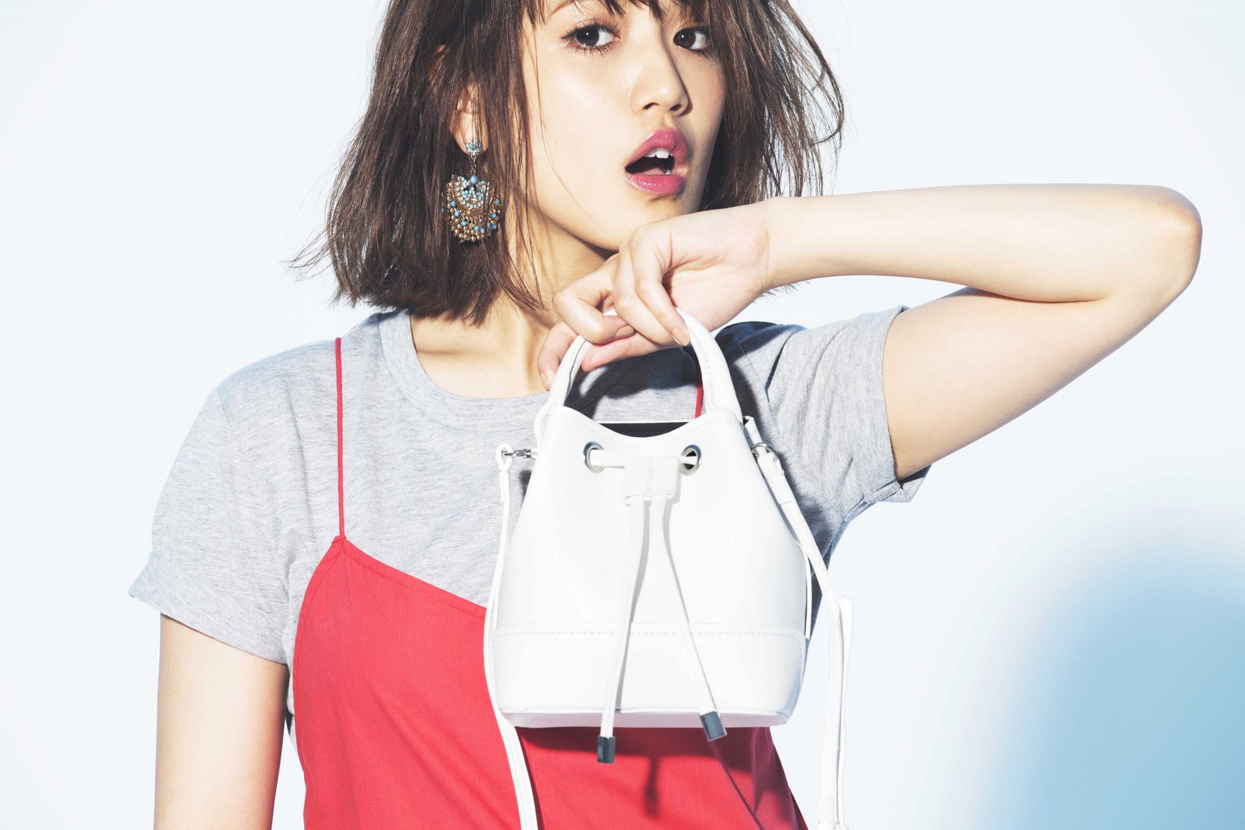 Zara シンプル服が見違える オシャレ小物を一気見せ