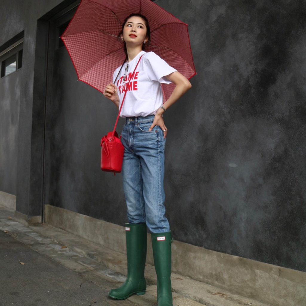 雨の日】定番レインブーツをオシャレに履きこなすアイデア3選